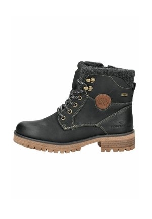 Bottines en cuir noir avec un col en fourrure synthétique grise, œillets en métal et semelle crantée marron. Elles possèdent un bout rond et des détails de couture.