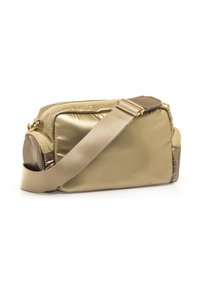 Metallic-beige Umhängetasche mit glatter, glänzender Oberfläche, rechteckiger Form, verstellbarem Riemen und Reißverschlusstaschen.