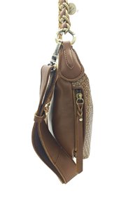 Sac en cuir tan avec des accents tissés, poche zippée et sangle tressée. Présente une texture lisse et des matériaux contrastants.