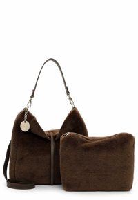 Sac à main marron à texture douce avec bandoulière en cuir et pochette assortie à texture douce avec fermeture éclair sur fond blanc.