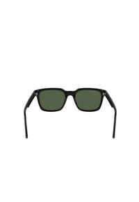 Ochelari de soare rectangulari negri cu lentile verde închis. Cadru din plastic neted cu brațe subțiri, având accente hardware subtile.
