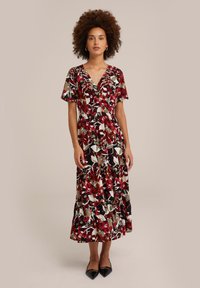 Florales Maxikleid mit kurzen Ärmeln, V-Ausschnitt, gestuftem Rock in rot, grün und schwarz. Glattes Material mit elastischem Bund.
