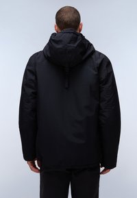 Schwarze, wasserfeste Jacke mit Kapuze, die eine taillierte Passform und elastische Bündchen aufweist. Die Rückseite zeigt eine glatte Textur und einen verstellbaren Kordelzug am Hals.