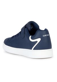 Basket Geox bleu marine avec semelle blanche, accent blanc sur le côté, col rembourré et fermeture à scratch, vue de l'arrière.