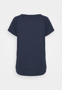 Námorně modré tričko s krátkým rukávem, kulatým výstřihem, uvolněným střihem a bočními rozparky. Hladká textura se jemným prošitím.