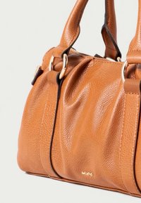 Vaaleanruskea nahkainen käsilaukku, jossa on teksturoitu pinta, kaksinkertaiset kahvat, kullanväriset metalliosat ja vetoketjusuljenta. Kaareva muoto ja laskostetut yksityiskohdat.