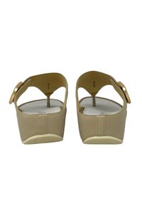 Sandali con piattaforma beigi, realizzati in materiale liscio, con tacco aperto e una finitura dorata sulla cinghia. Presentano una soletta bianca e una suola testurizzata.