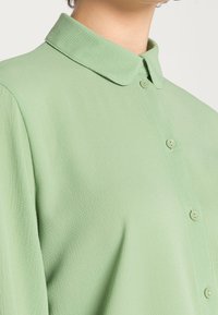 JDY JDYBROOKE LS NOOS - Blusa com botões - basil