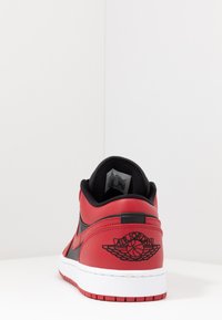 Jordan AIR JORDAN 1 LOW - Sportcipő - gym red/black/white