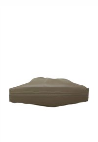 Cuscino in pelle di un beige tenue, di forma rettangolare e piatta, con cuciture visibili lungo il bordo, caratterizzato da una superficie liscia e leggermente lucida.