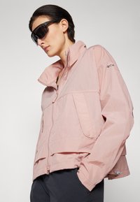 Columbia PARACUTIE™ - Tuulitakki - eraser pink