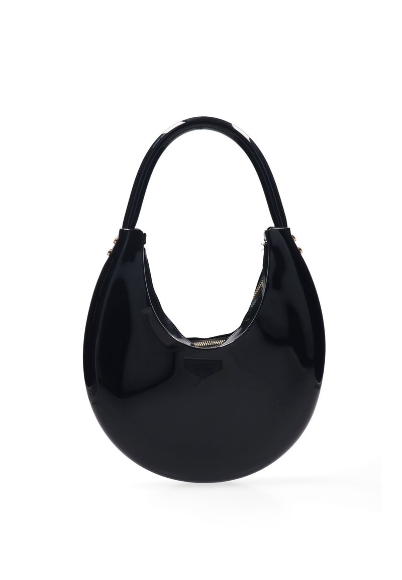 Sac à main noir brillant en forme arrondie, avec un haut semi-ouvert, une anse robuste et un compartiment intérieur zippé. Accents dorés inclus.