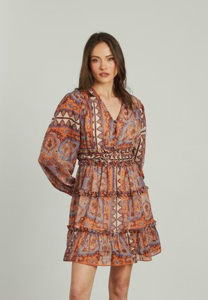 Floral jurk in oranje en blauw, met een ruches onderaan, elastische tailleband en lange doorschijnende mouwen. V-halslijn en gelaagd ontwerp.