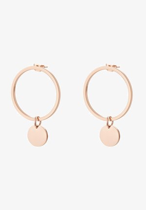 Roze gouden creolen met een gladde cirkelvormige design, met een kleine schijf pendant die aan de oorring hangt.