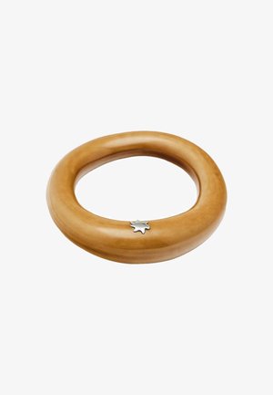 Glad, rond houten ringetje met een klein zilveren bladvormig hangertje aan één zijde bevestigd, tegen een witte achtergrond.