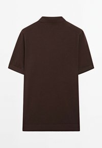 Polo a maniche corte di colore marrone scuro uniforme. Realizzato in tessuto liscio con colletto classico e orlo diritto. Senza loghi o grafiche visibili.
