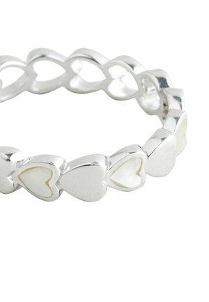 Bracelet en argent avec des maillons en forme de cœur, finition polie et accents blancs incrustés, créant un motif alterné.