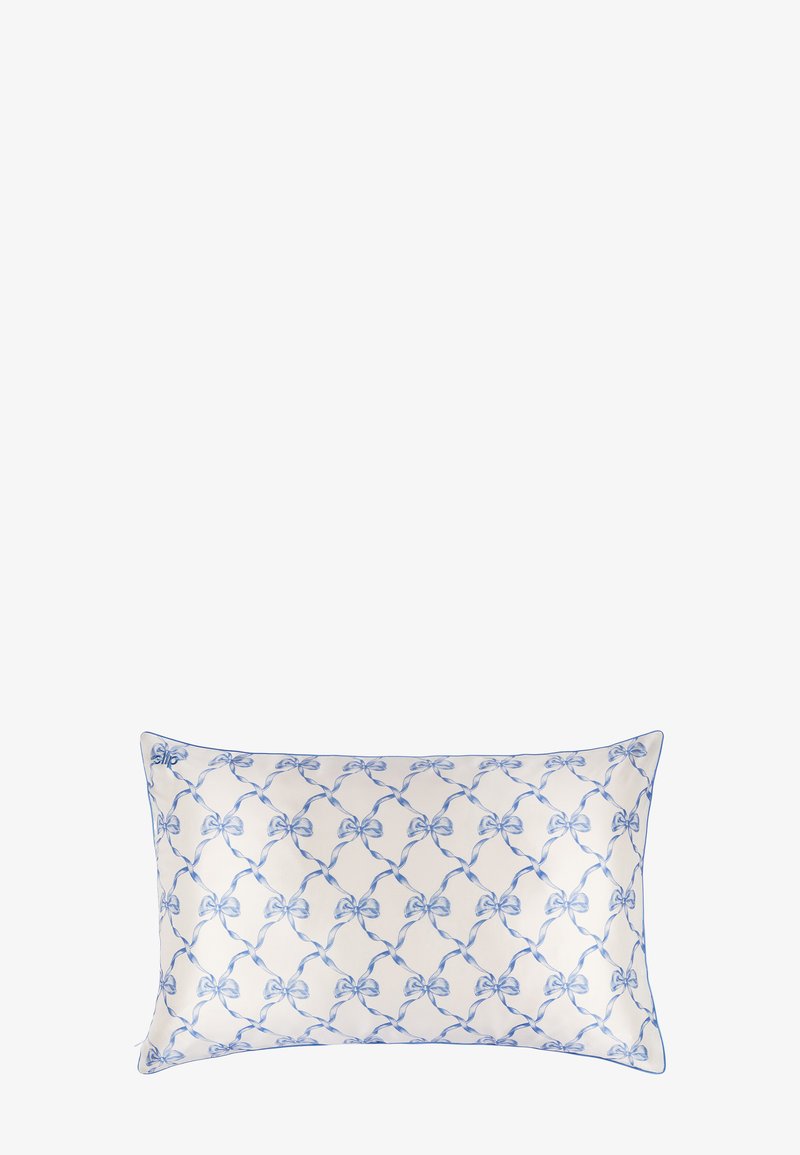 Almohada rectangular con fondo blanco, con un patrón floral azul y un ribete azul fino a lo largo de los bordes. Textura suave.