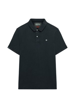 Zwarte polo met korte mouwen, twee knopen, geribbelde kraag en een klein geborduurd logo op de linkerborst.