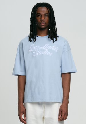 LOW LIGHTS STUDIOS® SHUTTER - T-Shirt print - sky blue