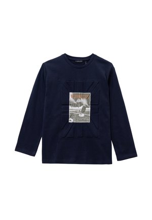 Donkerblauwe longsleeve t-shirt van katoen, met een textuur grafische inzet met een voetbalontwerp en "Winners" in oranje letters.