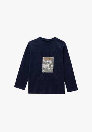 Donkerblauwe longsleeve t-shirt van katoen, met een textuur grafische inzet met een voetbalontwerp en "Winners" in oranje letters.