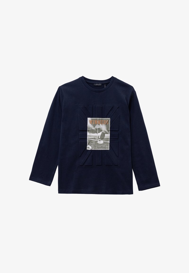 Marineblaues Langarm-T-Shirt aus Baumwolle, mit einem texturierten grafischen Einsatz im Fußballdesign und dem Wort "Winners" in orangefarbener Schrift.