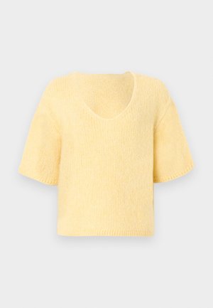Myk strikket kortermet genser i lys gul med V-hals og løs passform.