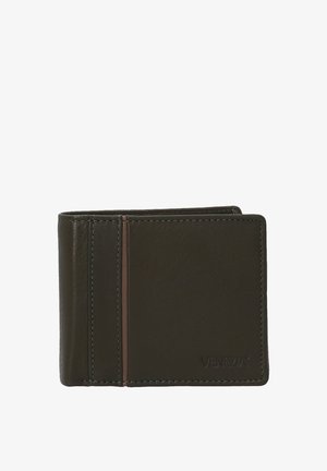 Ciemnozielony skórzany portfel o prostym designie, z widocznym przeszyciem, z miejscem na karty z przodu oraz wytłoczonym logo marki.