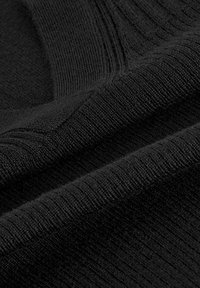 Tessuto nero a maglia con una texture liscia, caratterizzato da un motivo a costine. Il materiale appare morbido ed elasticizzato, adatto per vari indumenti.