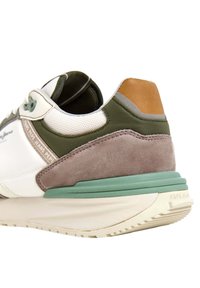Valge ja rohelise värvusega sneaker, millel on sametised ja nahast aktsendid, tekstureeritud võrgust ülemine osa, pehmendusega krae ja kihiline kummitald.