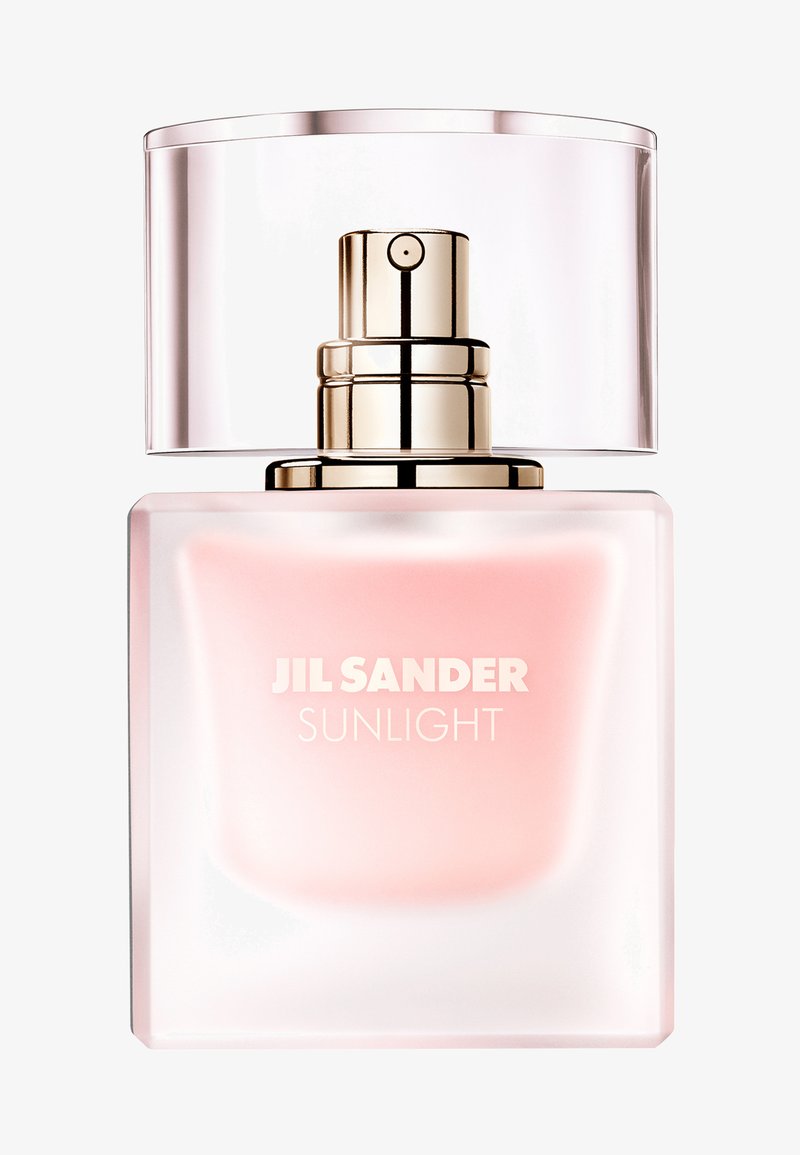 Flakon perfum Jil Sander Sunlight ma kwadratową matową szklaną podstawę, jasnoróżowy płyn i przezroczysty cylindryczny korek z złotymi akcentami.