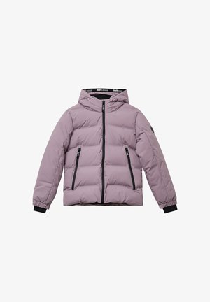 Fialová puffrová bunda s kapucňou, so zipsovým uzáverom a čiernymi akcentmi. Obsahuje dva predné zipsové vrecká a elastické manžety. Hladká textúra.
