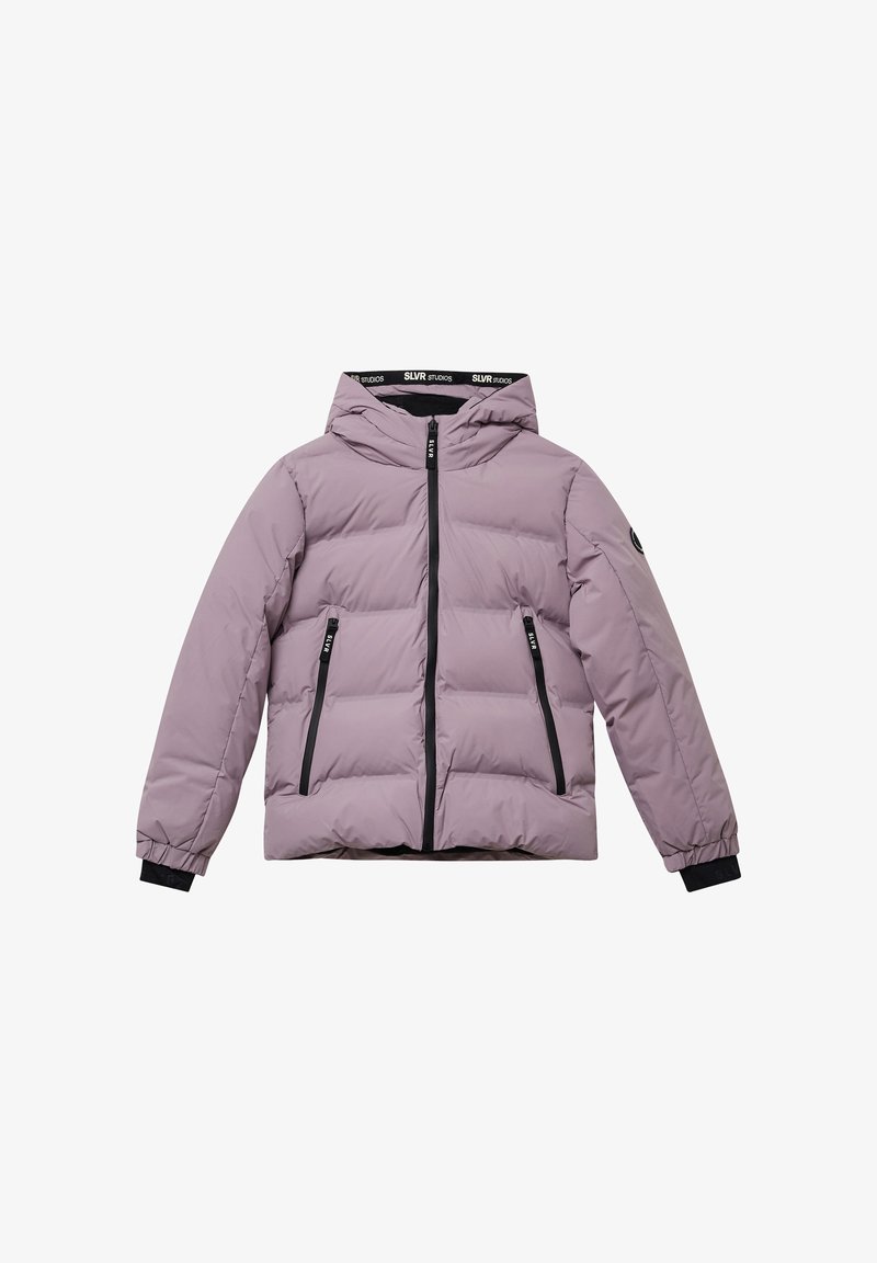 Vijolična napihljena jakna s kapuco, zadrgo in črnimi dodatki. Ima dve sprednji žepki z zadrgo in elastične manšete. Gladka tekstura.