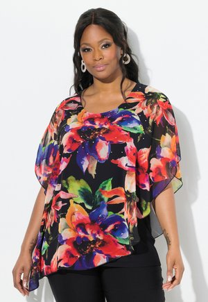 Blusa leggera e trasparente con un vivace motivo floreale in rosso, blu e verde su sfondo nero. Maniche morbide e drappeggiate e scollatura arrotondata.