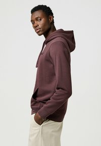 Wrangler SIGN OFF - Felpa con cappuccio - mahogany