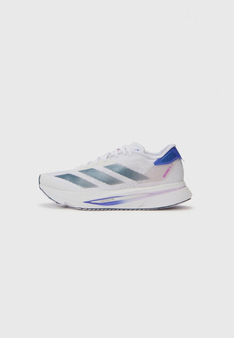 Zapatilla deportiva blanca con parte superior de malla que presenta rayas en verde azulado, acentos morados y una suela texturizada. Diseño ligero para un mejor rendimiento.