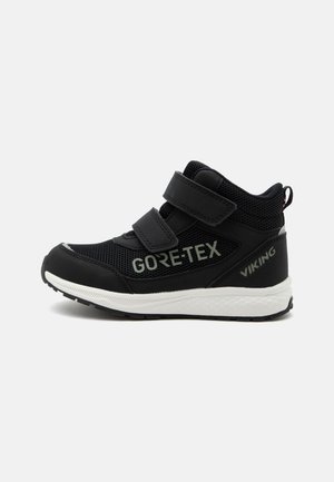 Czarny sneaker wysokiej góry z dwoma paskami na rzepy, logotypami „GORE-TEX” i „VIKING”, białą podeszwą oraz przewiewnymi panelami z siateczki.