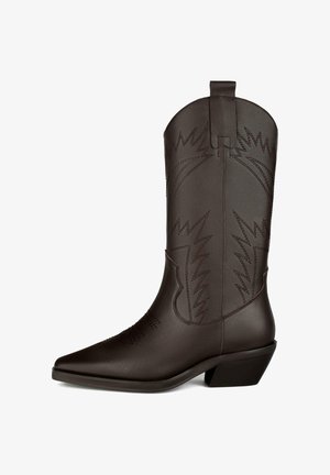 Bota vaquera de cuero marrón con punta afilada, caña alta, costuras decorativas que recuerdan a rayos y tacón cuadrado.