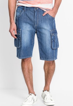 Shorts cargo in denim blu medio con due tasche laterali e una tasca posteriore. Presentano cuciture ben visibili e una vestibilità rilassata.