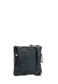 Borsa a tracolla nera in materiale sintetico con tracolla regolabile, dotata di tasca con zip frontale e dettagli texture con logo sulla tracolla.