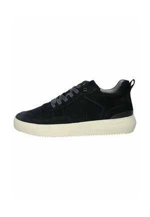 Baskets basses en daim noir avec lacets gris, semelle blanche épaisse, languette à talon et détails de couture discrets sur les panneaux latéraux.