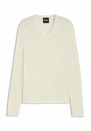 Maglione a costine color crema con maniche lunghe e scollo a V, con etichetta nera con la scritta "BOSS" sul colletto.