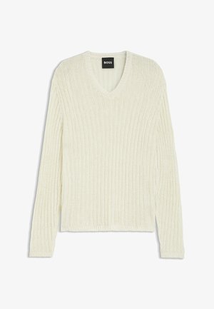 Suéter de punto acanalado de color crema con mangas largas y escote en V, con una etiqueta negra en el cuello con la palabra "BOSS".