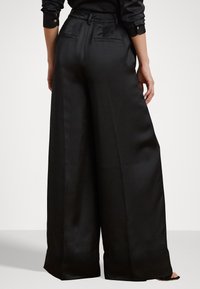 Lauren Ralph Lauren PLEATED SATIN CHARMEUSE WIDE LEG TROUSER - Hlače - black