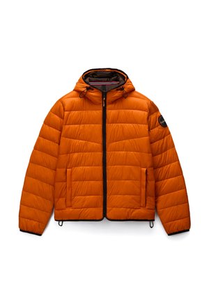 Orange gesteppte Steppjacke mit Kapuze, schwarzem Reißverschluss und Besatz, zwei Fronttaschen und einem runden schwarzen Aufnäher am oberen linken Ärmel.