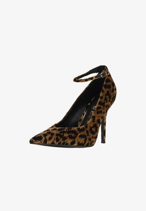 Scarpa con tacco alto a punta, rivestita in tessuto a stampa leopardata, con cinturino alla caviglia e fibbia, suola nera e sottile tacco a spillo.