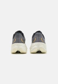 New Balance FRESH FOAM X MORE V4 - Tekaški copati za cesto - black