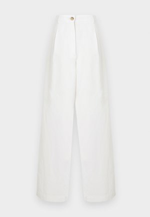 Bijele široke hlače od lagane tkanine s visokim strukom, prednjim nabranim detaljima i jednim dugmetom za zatvaranje u struku.