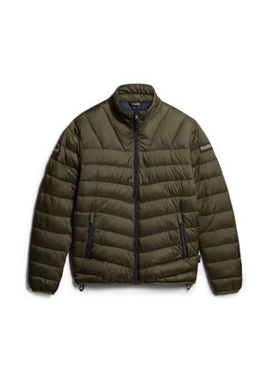 Giacca puffa verde oliva con colletto alto, texture trapuntata orizzontale, due tasche laterali con zip e una patch con logo sulla manica sinistra.